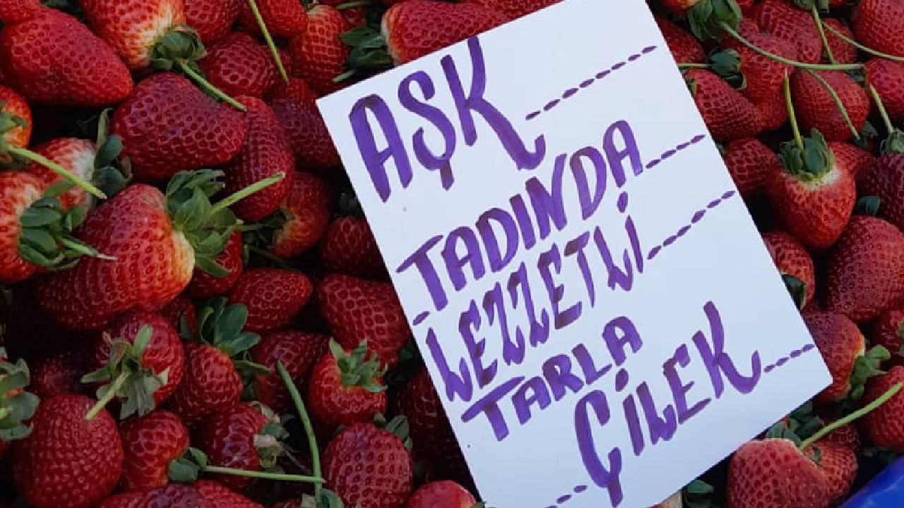 Edirne Balık Pazarı'ndaki çilek tezgahındaki etiket görenleri güldürdü.